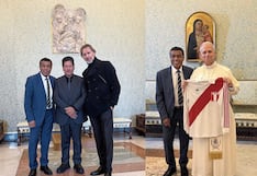 Papa León XIV recibe camiseta de la selección del Perú de manos de Teófilo Cubillas