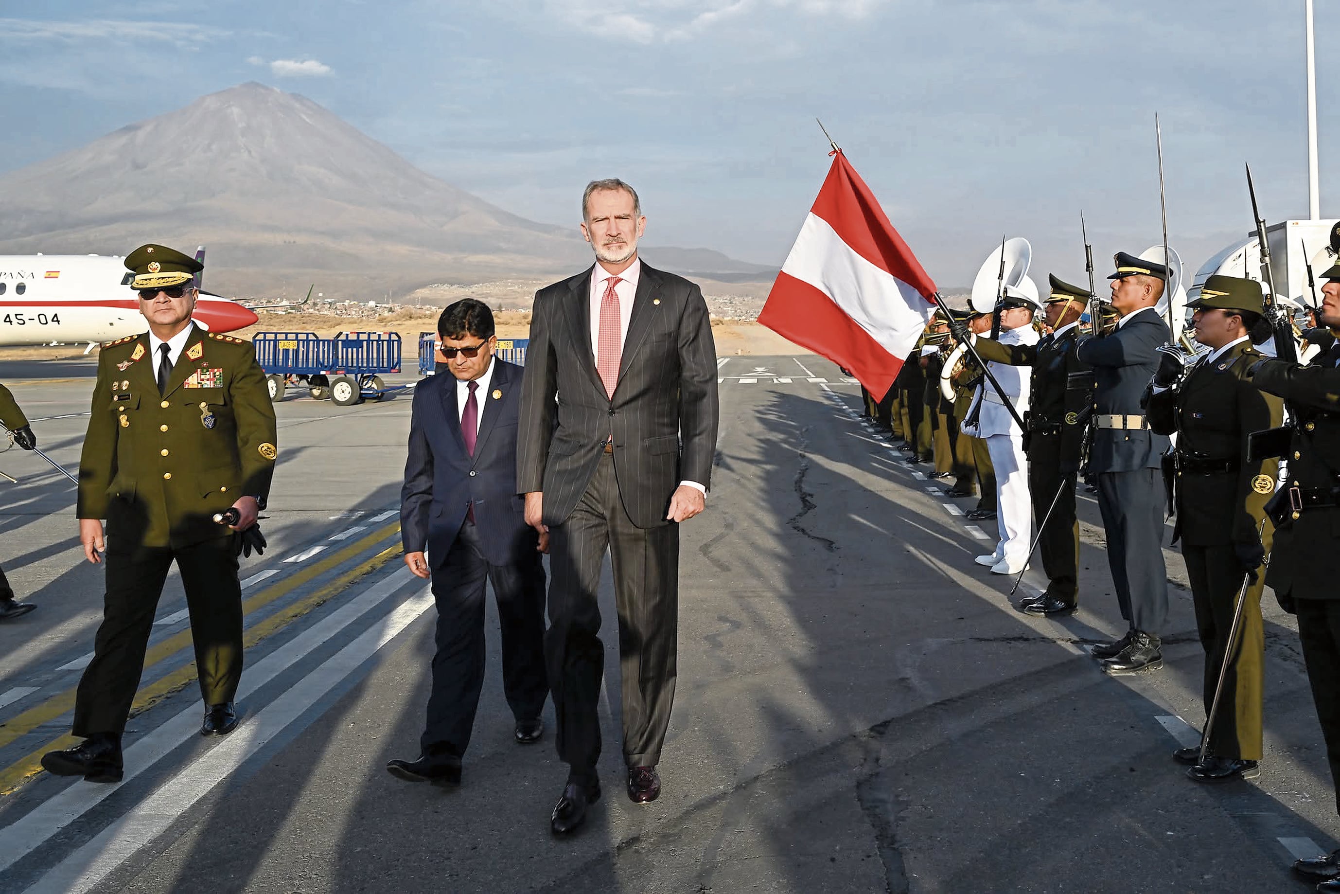 Al tratarse de un viaje relámpago, el rey Felipe VI no se quedará en el Perú para presenciar el desfile militar.