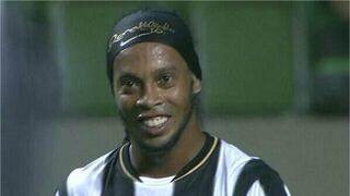 Ronaldinho exhibe su nueva dentadura