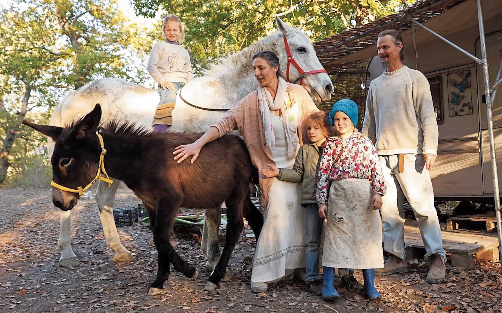 Padre propone criar a los niños lejos de la tecnología y la 'toxicidad' occidental: guía posmoderna para monjes urbanos