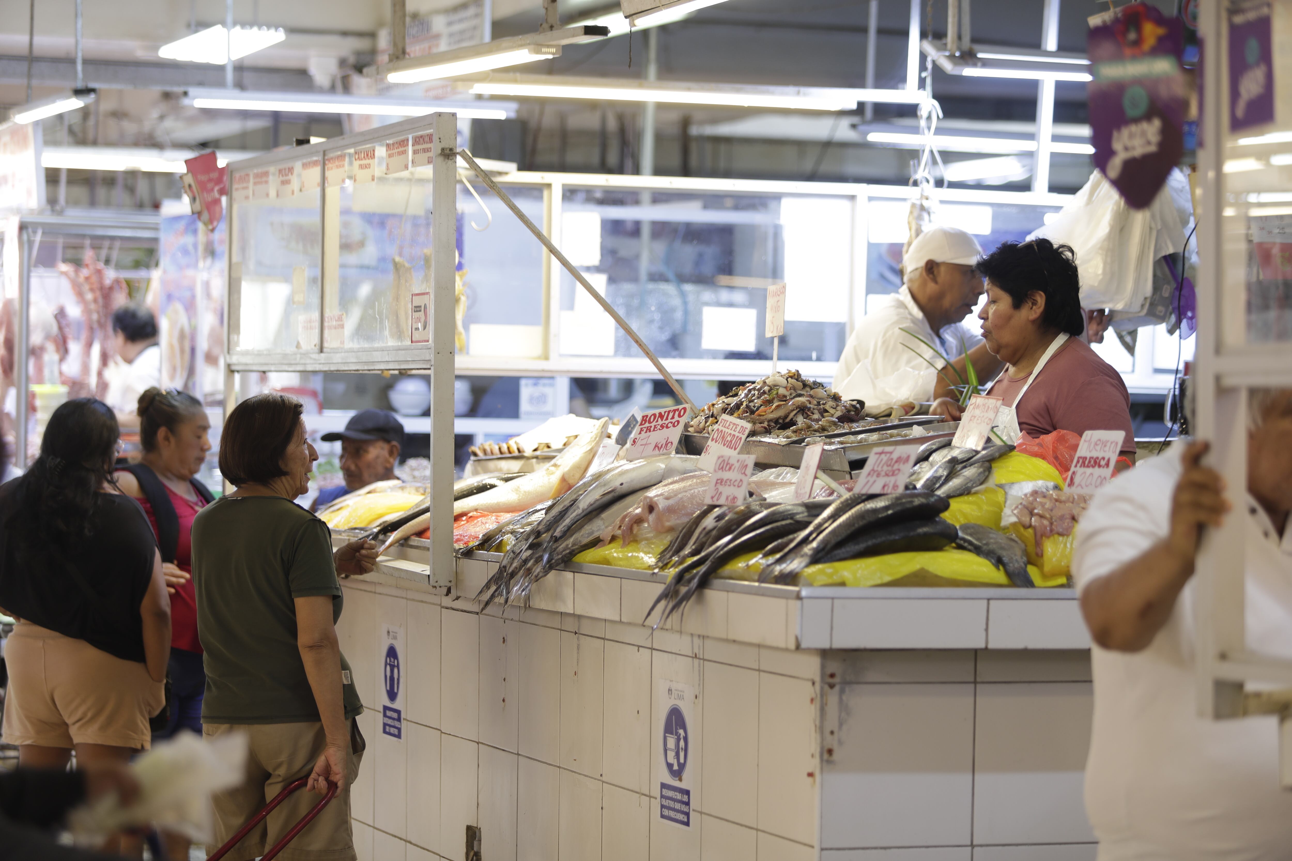 lima 26 de marzo del 2024
personas comprando pescados frescos en Mercado Central