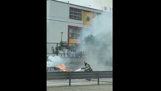 San Isidro: vehículo se incendia en la Vía Expresa a la altura del colegio Alfonso Ugarte | VIDEO