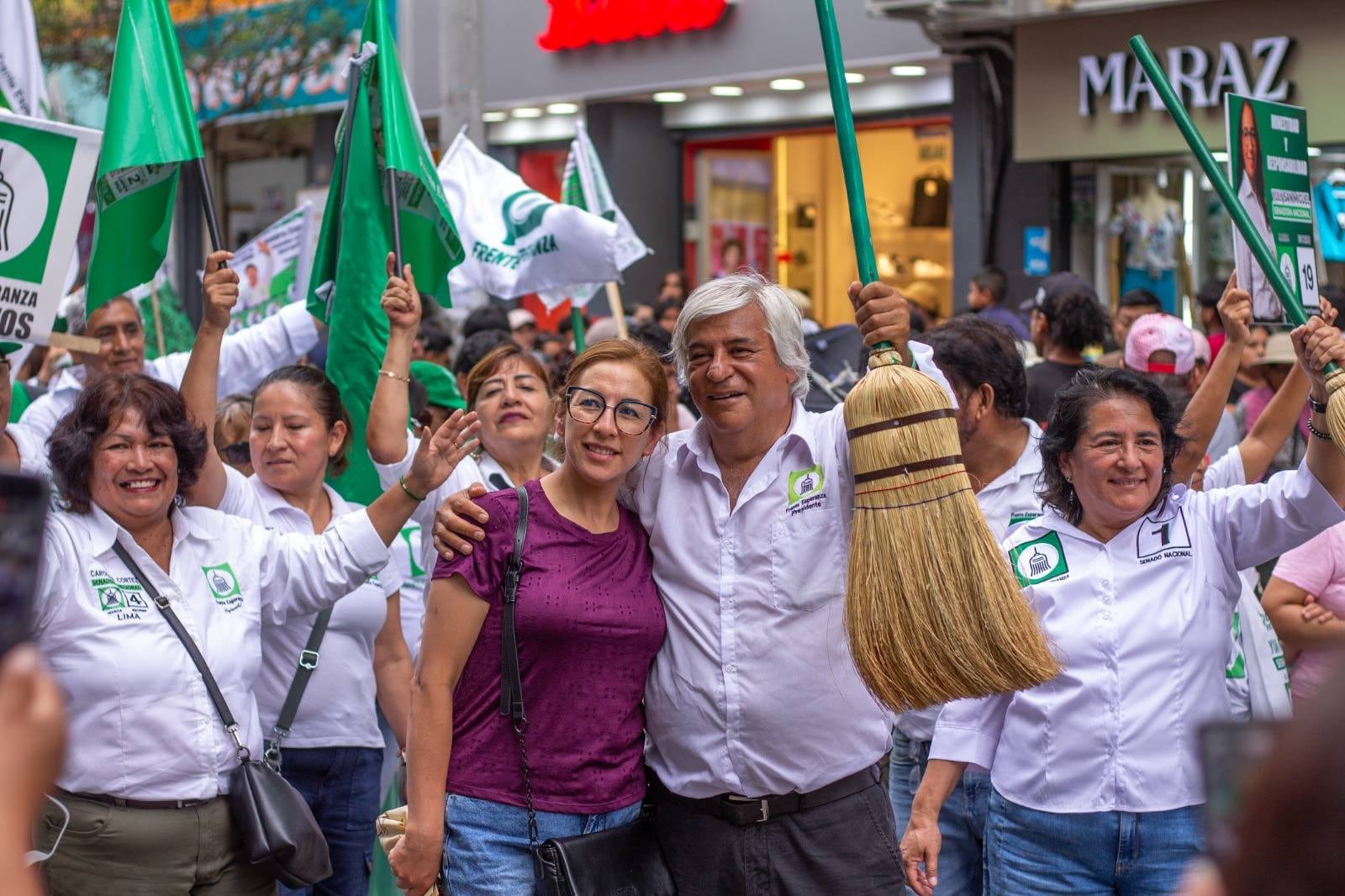 El candidato presidencial por el Frente de la Esperanza, Fernando Olivera, se declara como “sepulturero del Apra”.