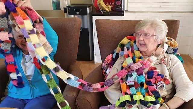 ¿Por qué una abuelita casi ciega, de 87 años, teje la cadena de lana más larga del mundo?
