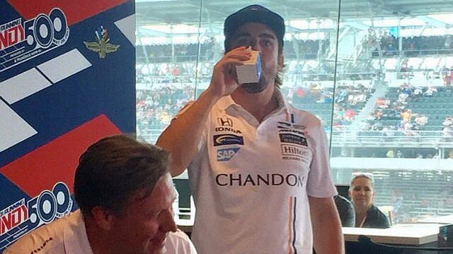 Alonso se despide de Indianápolis bebiendo leche a pesar de no ganar 