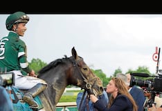 Caballo purasangre hace historia y es premiado con besitos por su entrenadora