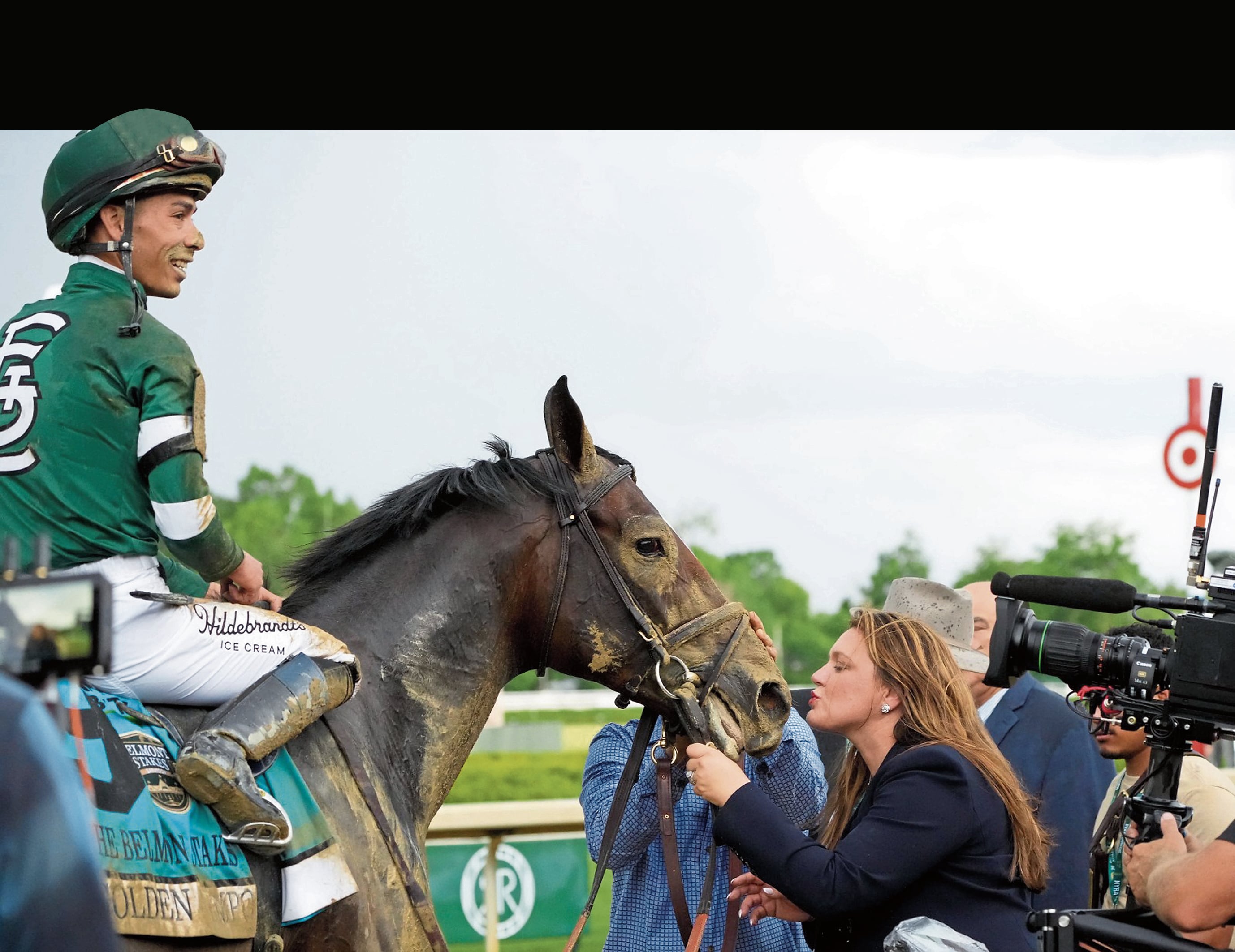 Golden Tempo es besado por su entrenadora, Cherie DeVaux, tras ganar el Belmont Stakes.