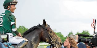 Golden Tempo es besado por su entrenadora, Cherie DeVaux, tras ganar el Belmont Stakes.