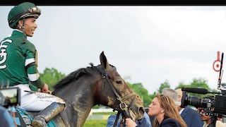 Caballo purasangre hace historia y es premiado con besitos por su entrenadora