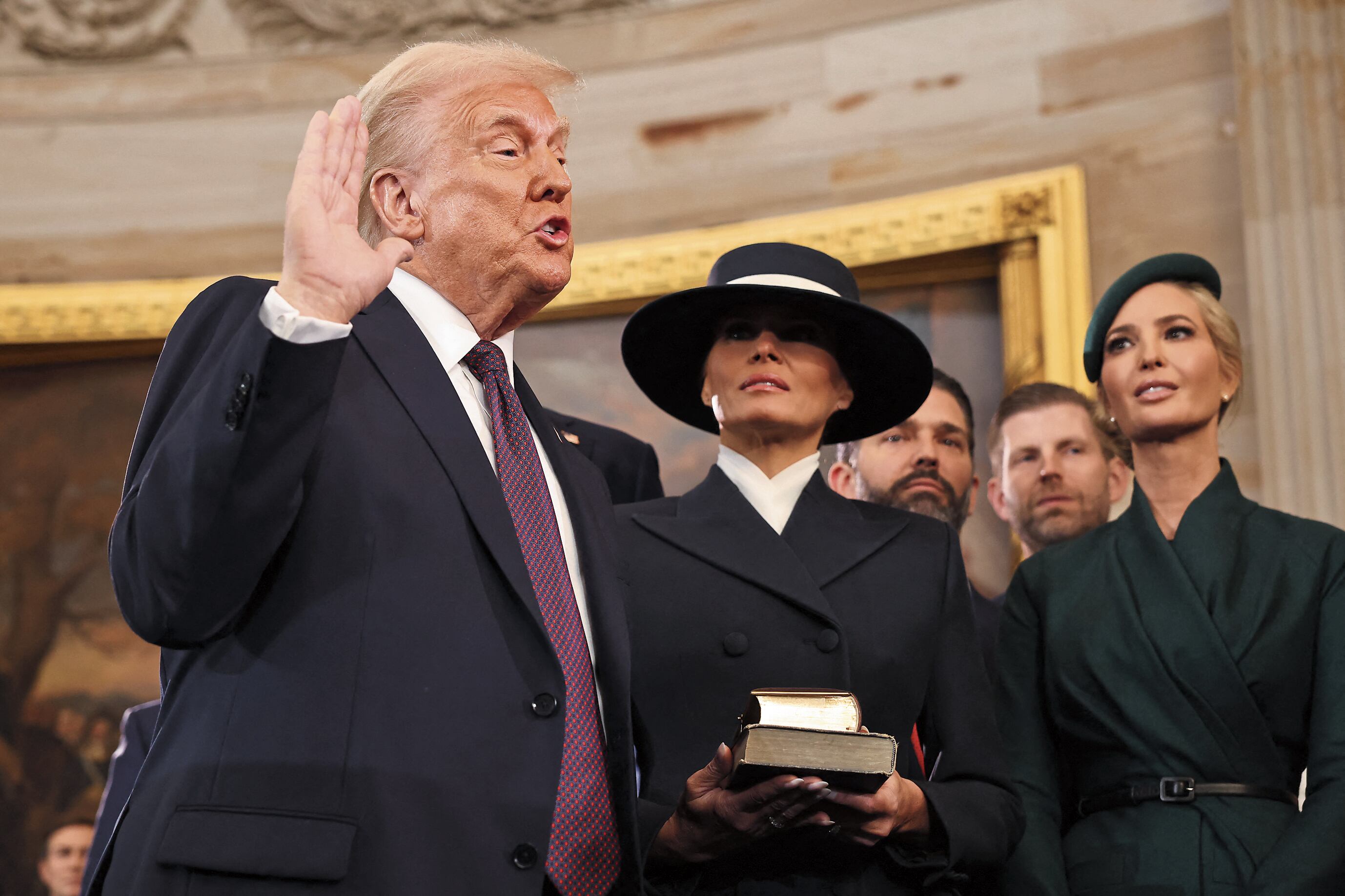 Donald Trump, con su esposa Melania Trump e hijos al lado, jura como el presidente número 47 de los Estados Unidos.