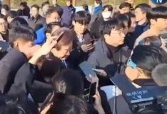 Lee Jae-myung, líder del principal partido de la oposición surcoreana, fue apuñalado en el cuello