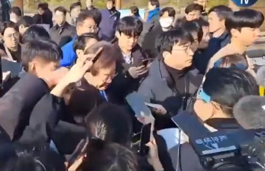 La oficina de emergencias de Busan dijo que Lee fue atacado mientras visitaba las obras de construcción de un nuevo aeropuerto en la ciudad.