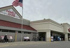 Una joven vivió durante un año debajo de un panel publicitario en el techo de un supermercado