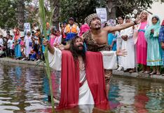 “Cristo Cholo” escenificó en jueves santo el bautizo de Jesús (FOTOS)