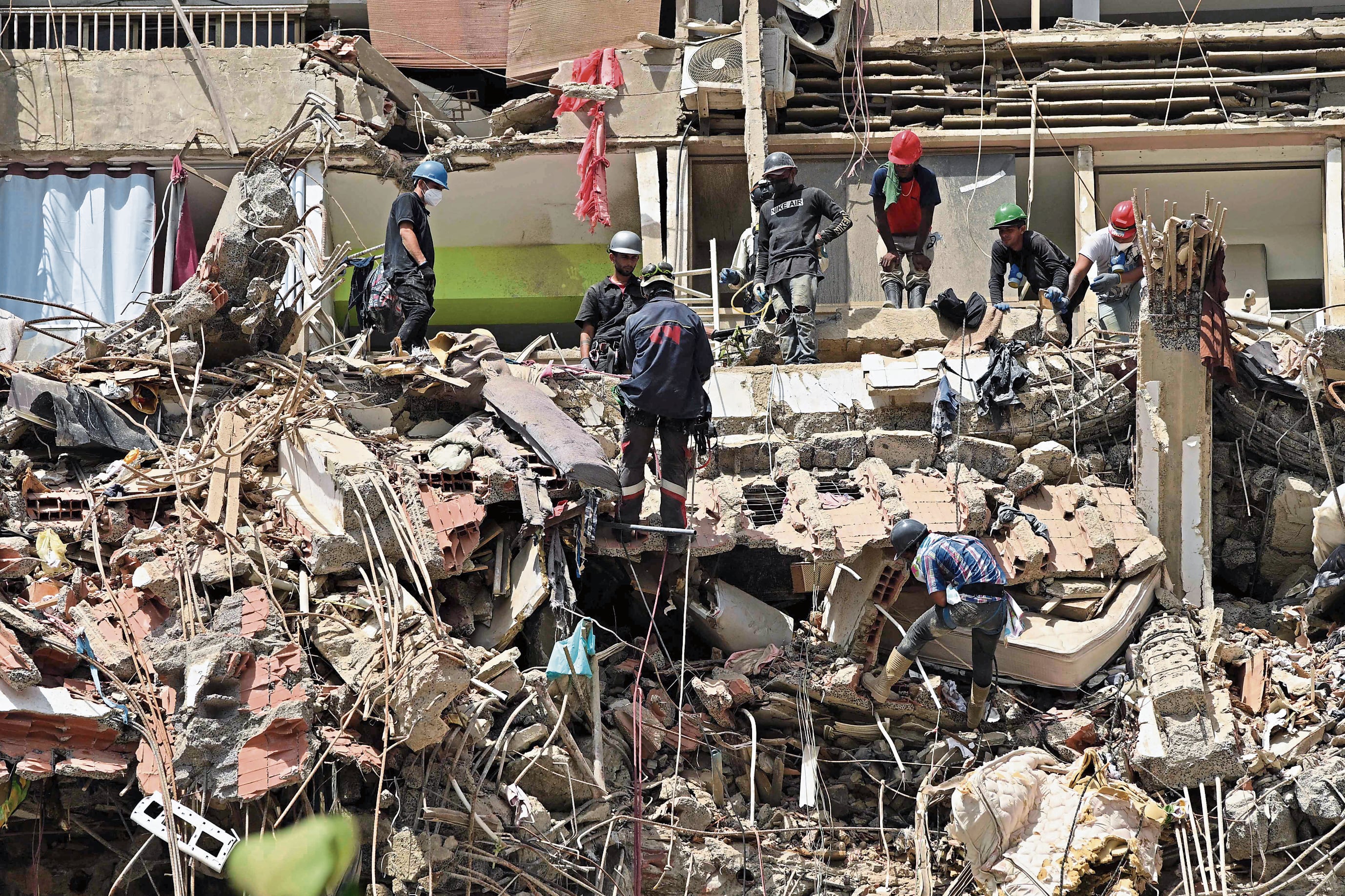 Cada rescate de personas con vida, luego de los terremotos del 24 de junio en Venezuela, es visto como un milagro. Photo by MARTIN BERNETTI / AFP)