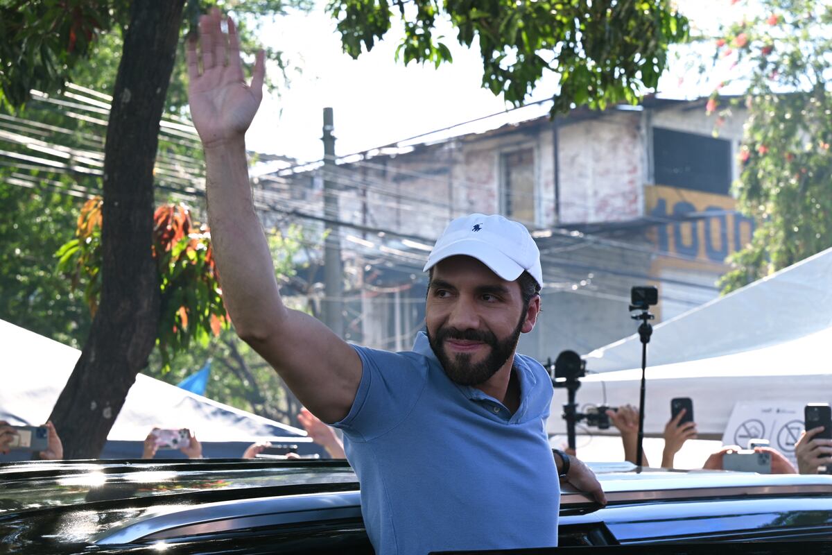 El presidente salvadoreño Nayib Bukele saluda a sus seguidores después de emitir su voto durante las elecciones presidenciales y legislativas en San Salvador el 4 de febrero de 2024. (Foto de YURI CORTEZ / AFP)