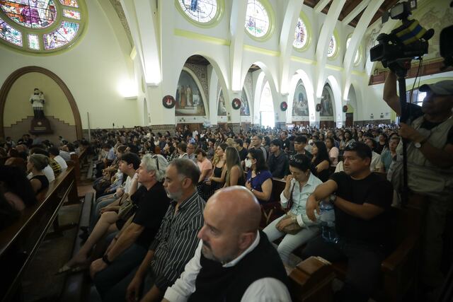 Pedro Suárez-Vértiz: Familiares y fanáticos asistieron a la misa del recordado cantante