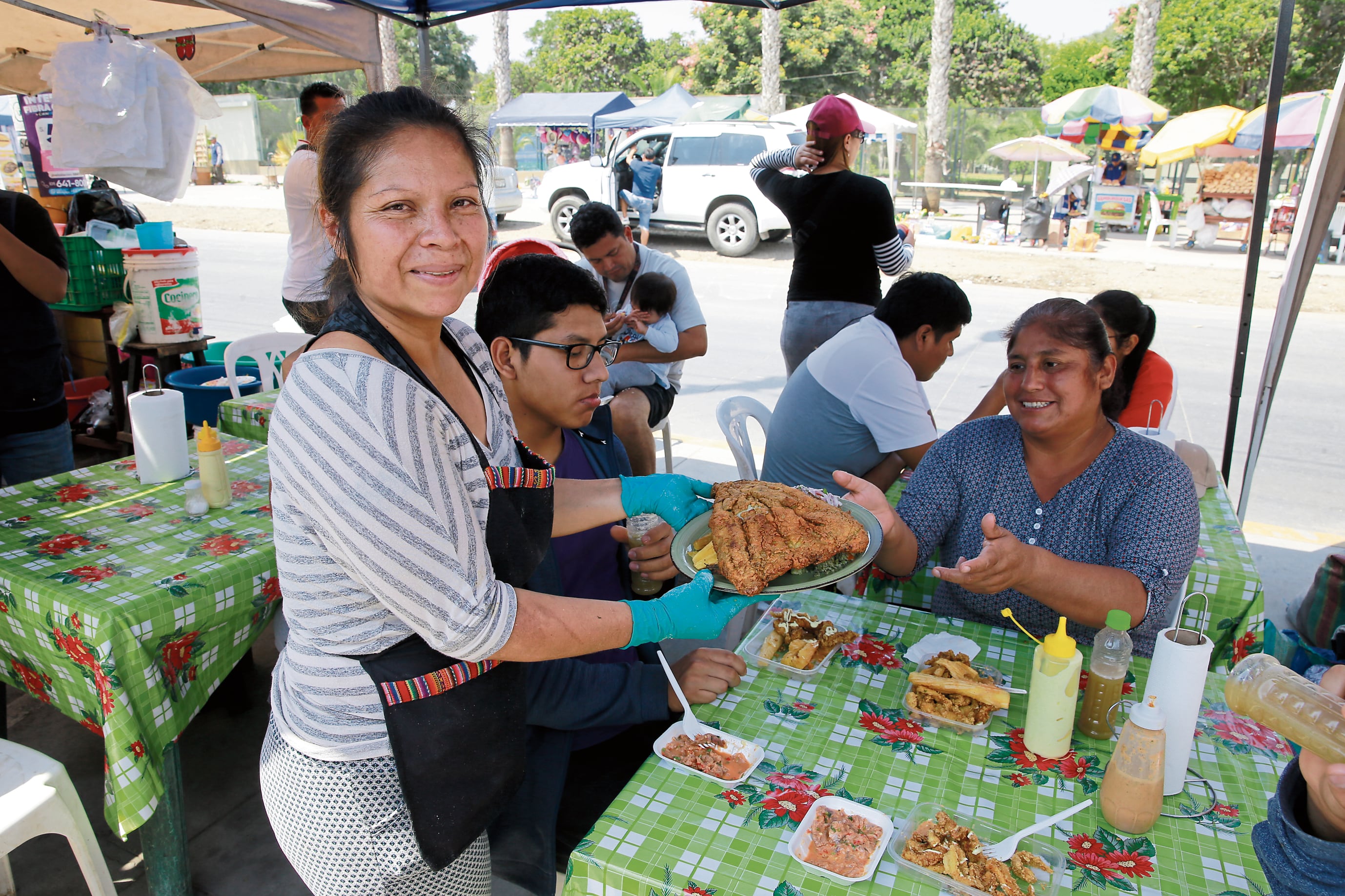Comer jurel es parte de la cultura culinaria de nuestro país, mientras el pan con pejerrey es un clásico. Acá, "La Gringa", en la Cachina de Villa El Salvador vende su famoso pescado frito.