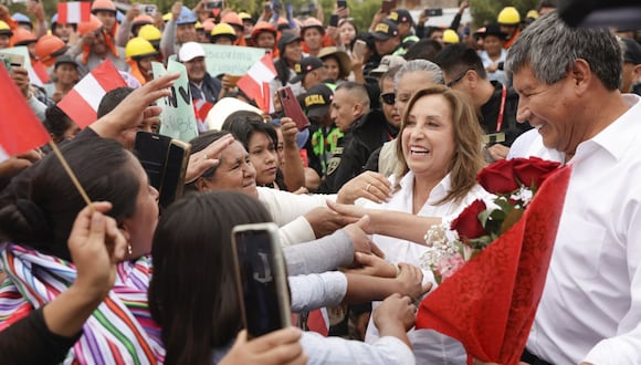 El gobernador Ayacucho, Wilfredo Oscorima,  junto a la presidenta Dina Boluarte, a quien le entregó relojes Rolex no declarados.