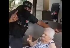 Guerra Israel-Gaza: Islamistas con ametralladora en mano posan con una anciana como rehén (video)