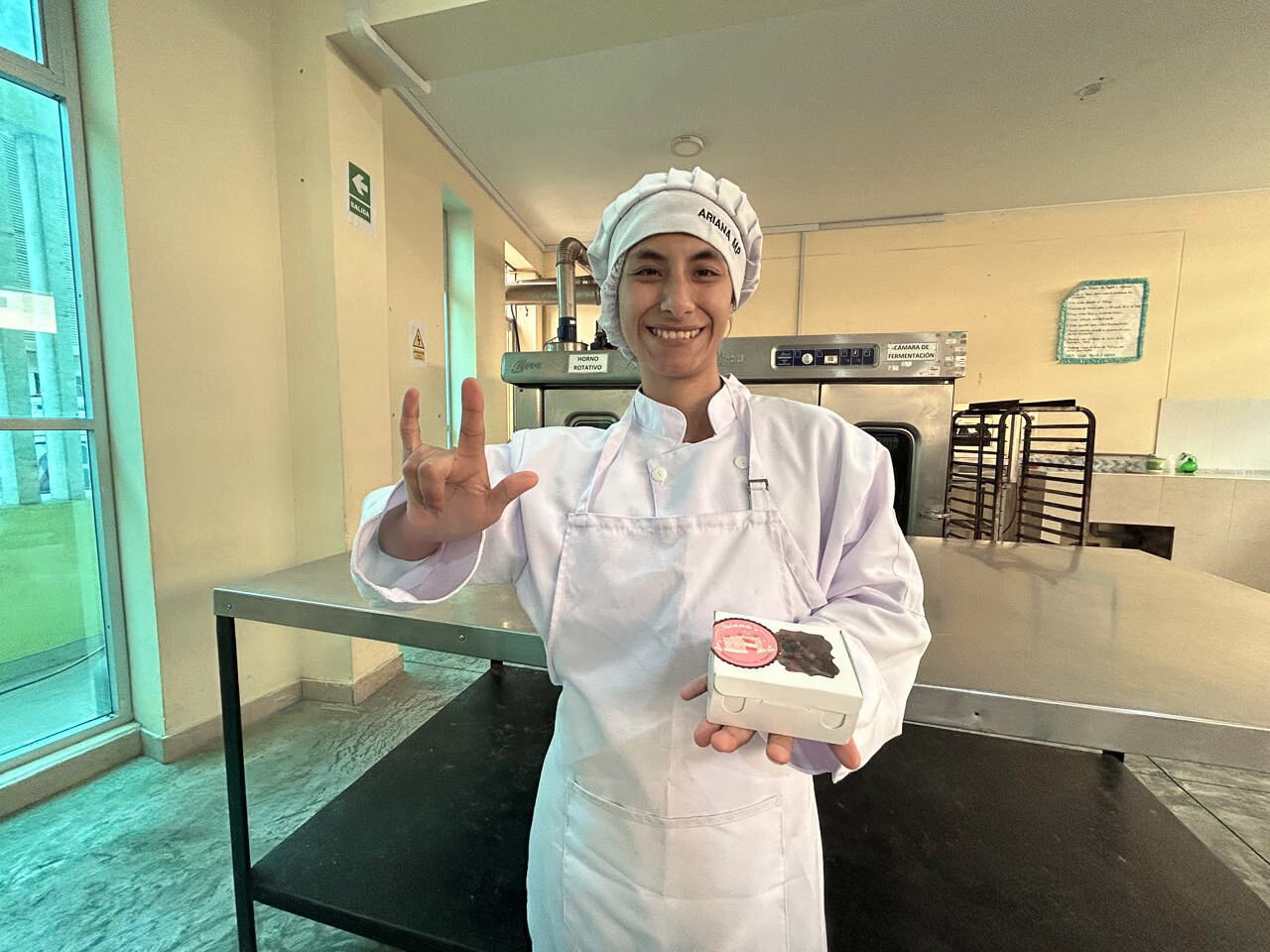 Ariana llegó al Cetpro ASZ sin saber nada de pastelería y hoy en día prepara turrones, pasteles, entre otros postres.