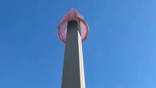 Le pusieron un preservativo al obelisco de Buenos Aires por el estreno de Sex Education en Netflix