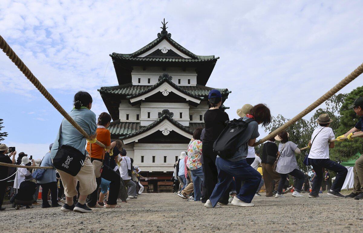 El torreón del castillo de Hirosaki, de 360 toneladas, es jalado por 1800 voluntarios elegidos entre 8000 que lo solicitan.