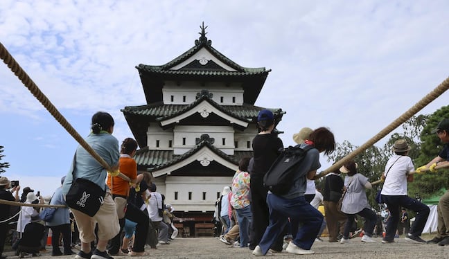 El torreón del castillo de Hirosaki, de 360 toneladas, es jalado por 1800 voluntarios elegidos entre 8000 que lo solicitan.