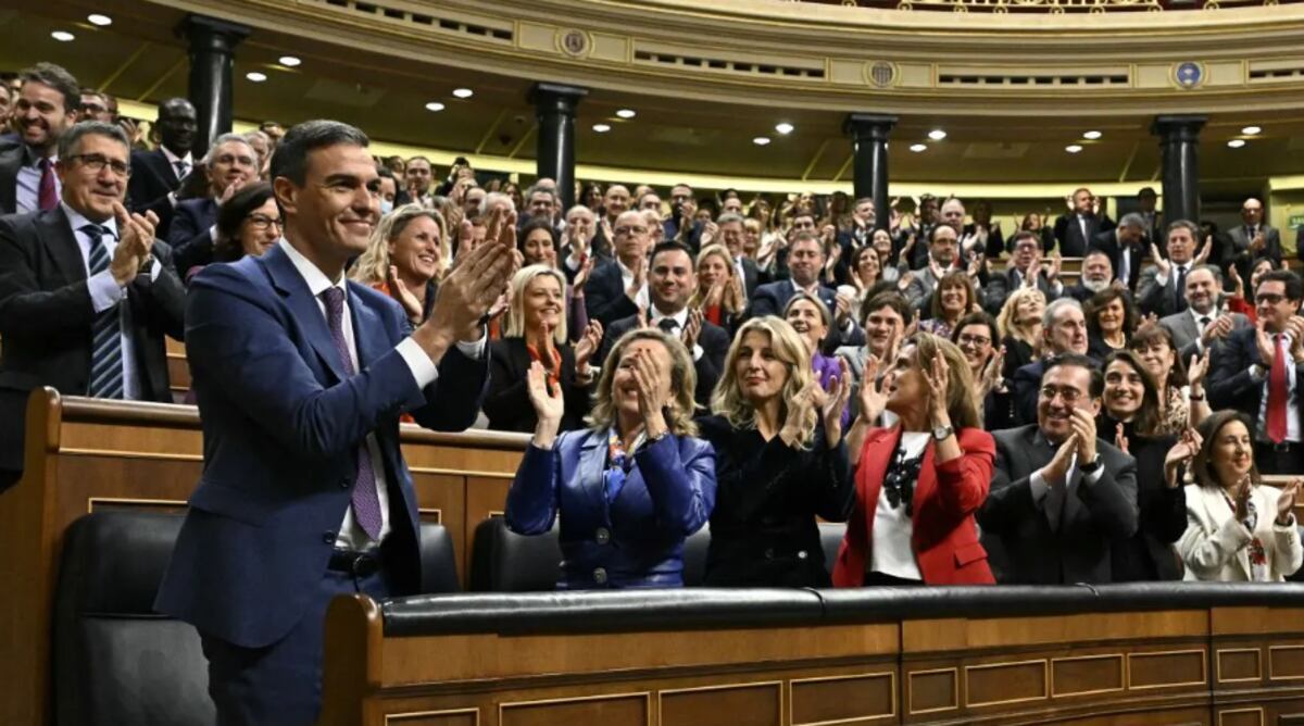 Con una mayoría de 179 votos de los 350 diputados, el Congreso del país peninsular dio el respaldo a Pedro Sánchez. FOTO: AFP