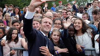 ​Macron regaña a estudiante y exige que le llame "señor presidente"
