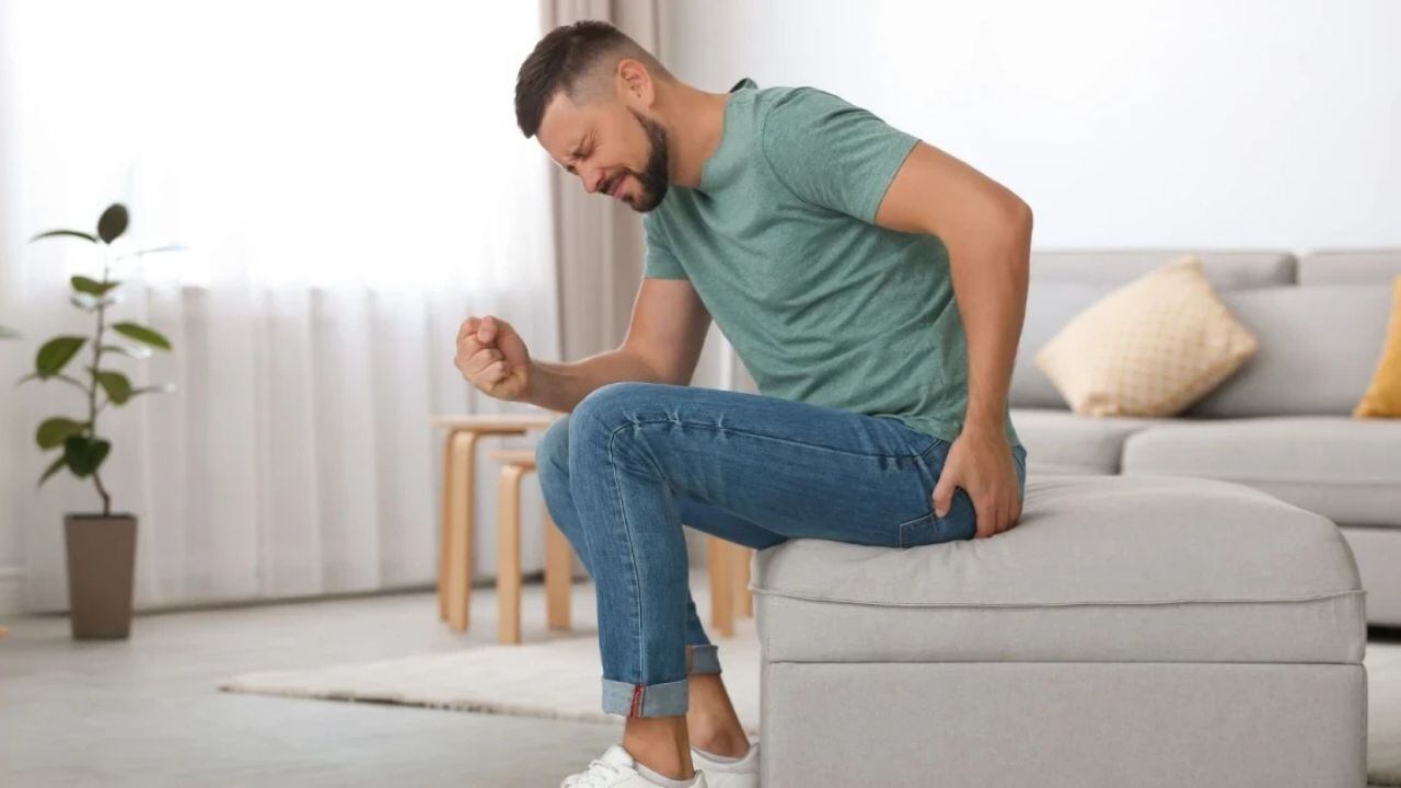 Mantenerse activo puede promover la circulación sanguínea y reducir la presión en la zona del ano. Sin embargo, evite ejercicios intensos que puedan aumentar la presión intraabdominal.