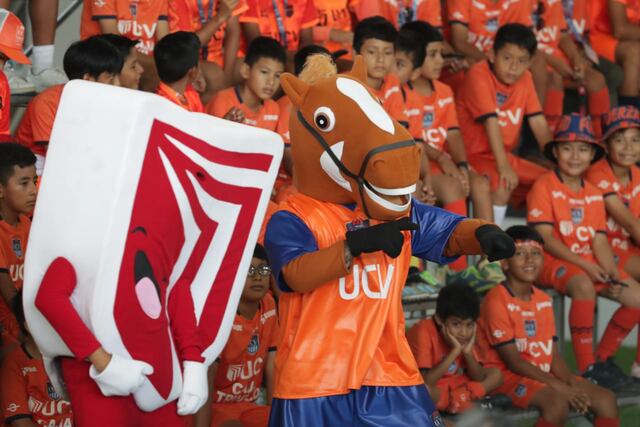 Previos antes de la presentación de Paolo Guerrero como jugador de la UCV. Fotos: Alessandro Currarino / @photo.gec