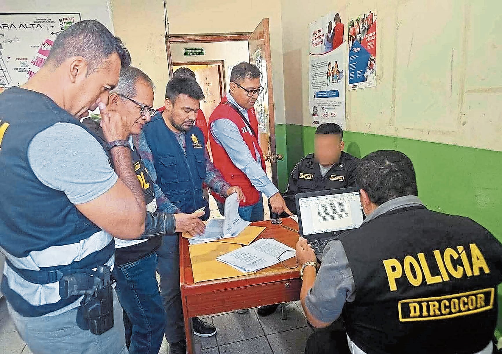 Los suboficiales de la Policía Nacional del Perú (PNP) son intervenidos.