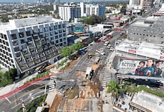 Pista se rompe en la meca del cine, Hollywood, y se forma “laguna” en la vía pública