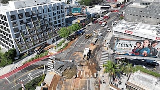 Pista se rompe en la meca del cine, Hollywood, y se forma “laguna” en la vía pública