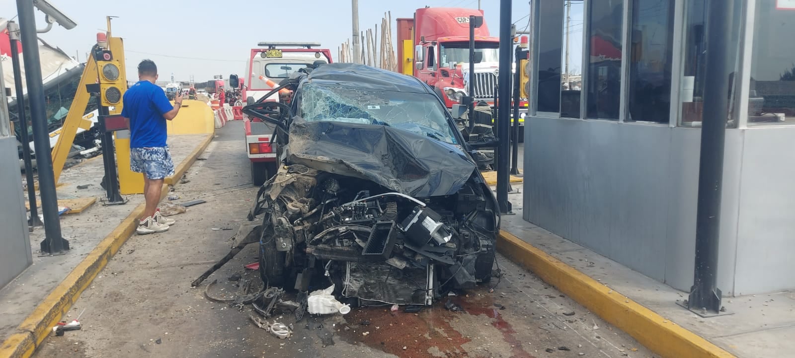 Automóvil quedó totalmente destrozado.