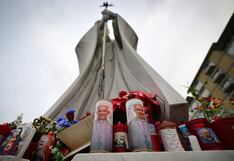 Papa Francisco: Peregrinos levantan altar frente a hospital donde está internado