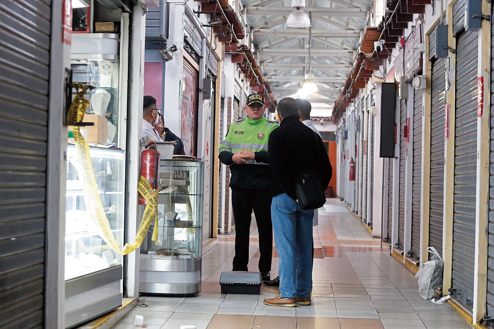 La galería La Molina se halla en la cuadra 10 de la avenida del mismo nombre, frente a Plaza Vea y Metro.