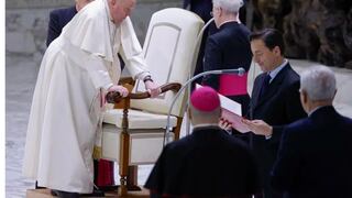 Papa Francisco se salva de una caída al romperse su bastón