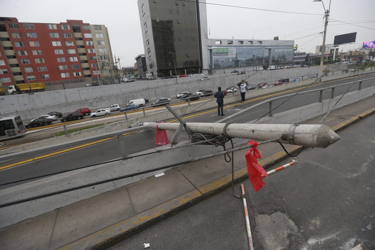 Poste en Vía Expresa continúa impidiendo el acceso a Av. Angamos. Foto: Mario Zapata/GEC