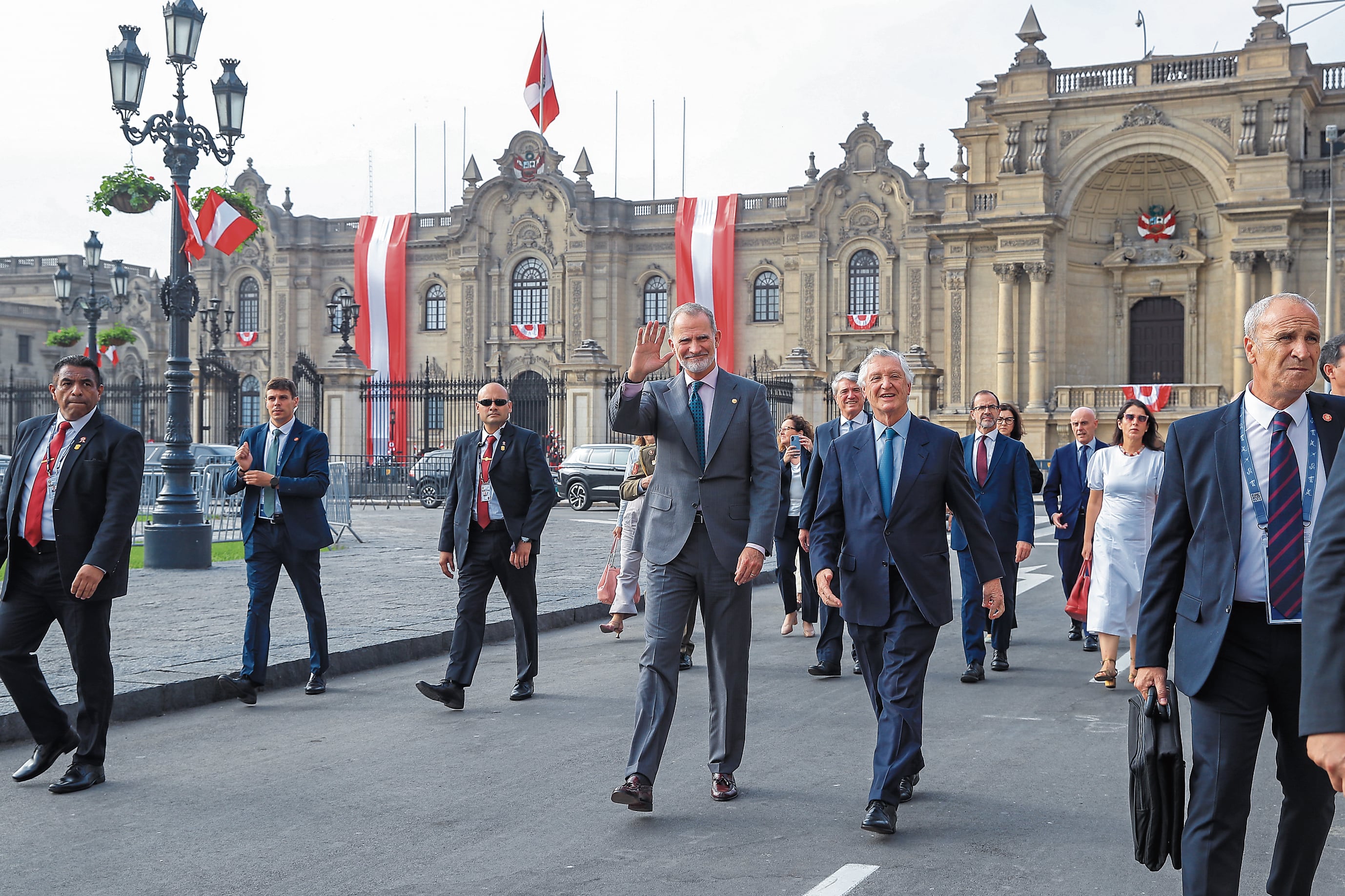 El rey de España, Felipe VI, caminó por el Centro de Lima junto al canciller Carlos Pareja.
