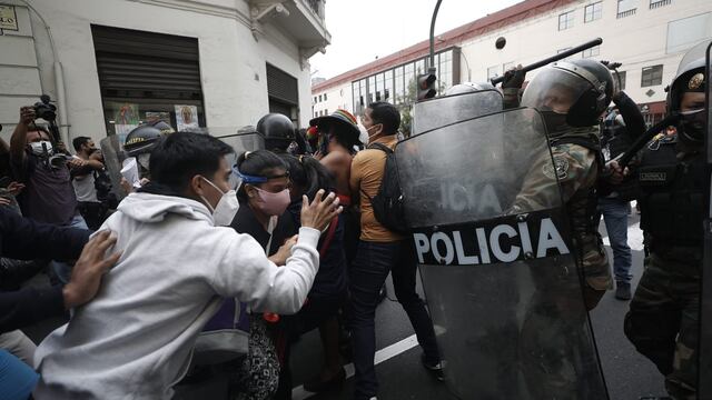 Enfrentamientos entre civiles y la Policía Nacional en el Centro de Lima tras vacancia | FOTOS 