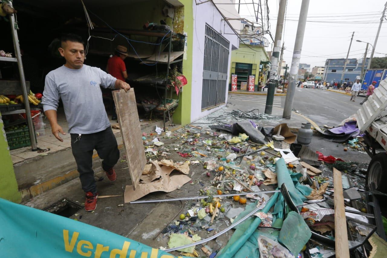 Deflagración de balón de gas en tienda causa varios daños. Foto: Violeta Ayasta/ GEC