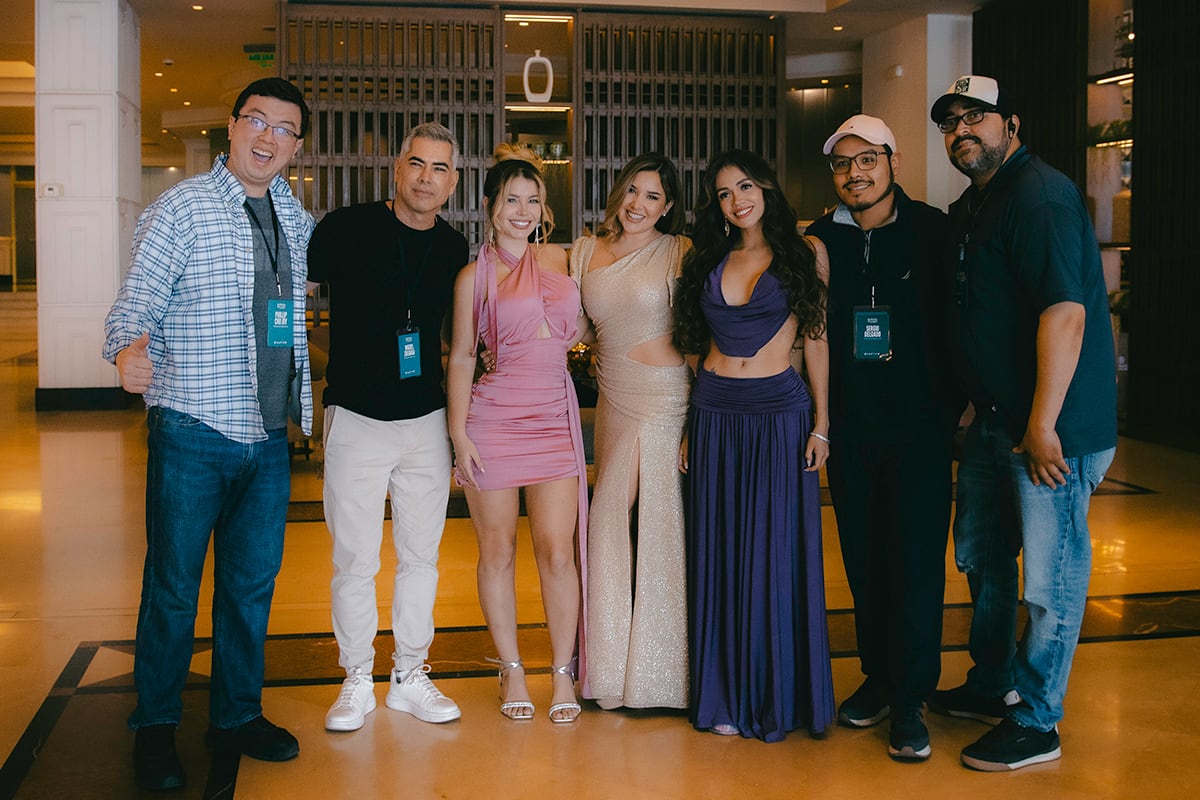 Phillip Chu Joy, Miguel Zuloaga, Flavia Laos, Alessandra Fuller, Mayra Goñi, Sergio Delgado y Juan Pablo Ortiz juntos en colaboración para la película peruana "Mañana me caso", prevista para 2026. (Foto: Mañana me caso)