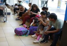Sigue demora en Aeropuerto Jorge Chávez: Pasajeros duermen en el suelo (FOTOS)
