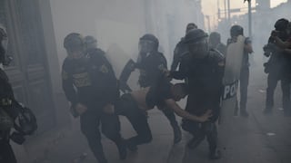 Caos en Centro de Lima: manifestantes atacan a policías con piedras y palos | FOTOS