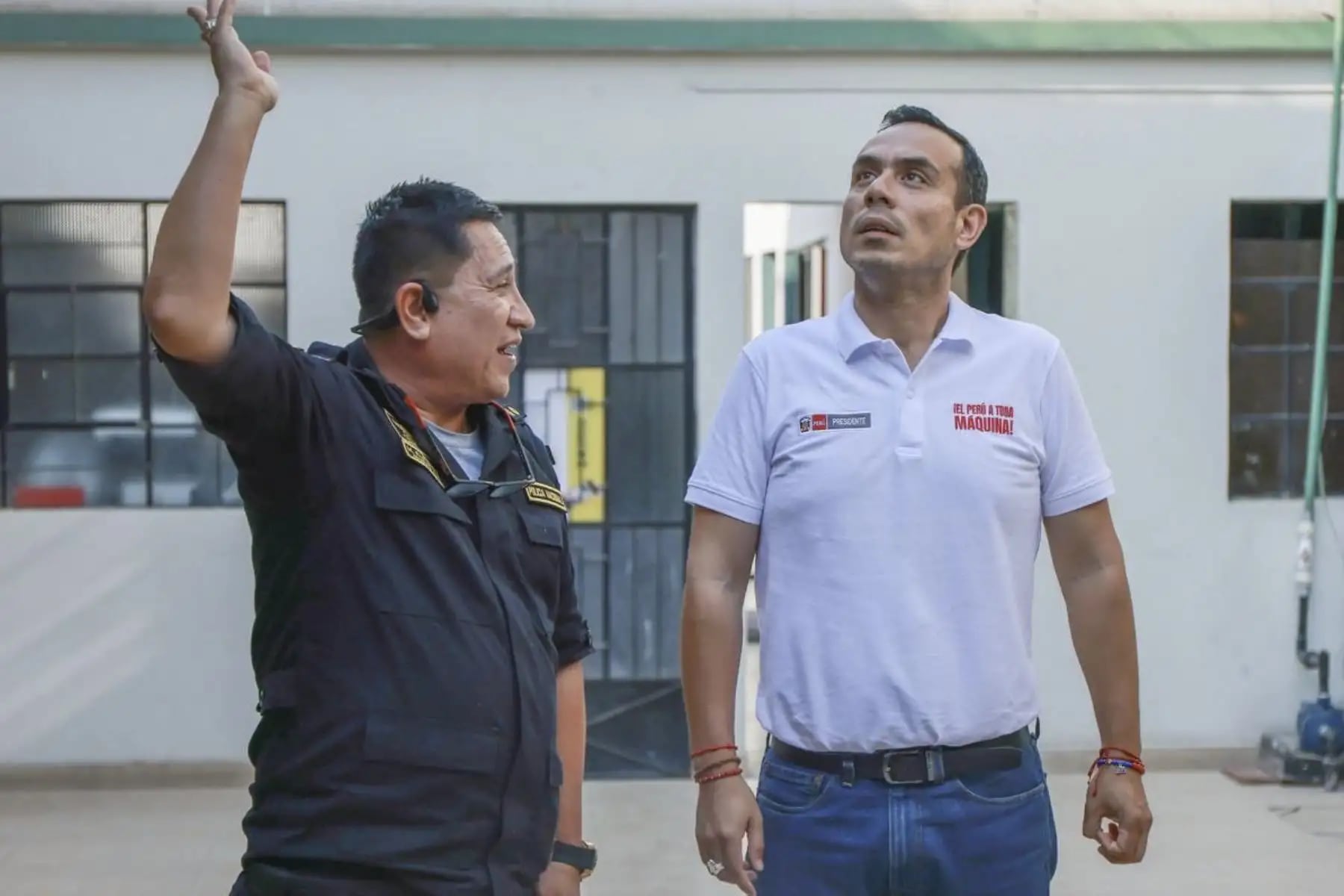 José Jerí, quien se pasea por los penales mientras la delincuencia campea en el país, se siente seguro porque en el Congreso sus aliados no le bajan el dedo.