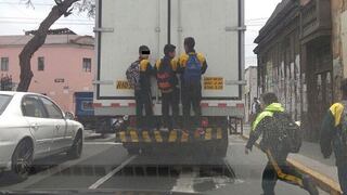 Barrios Altos: Escolares arriesgan su vida al subirse a camión en movimiento