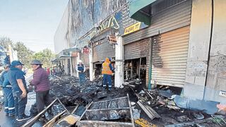 Incendio arrasa con 30 puestos en centro comercial de Arequipa