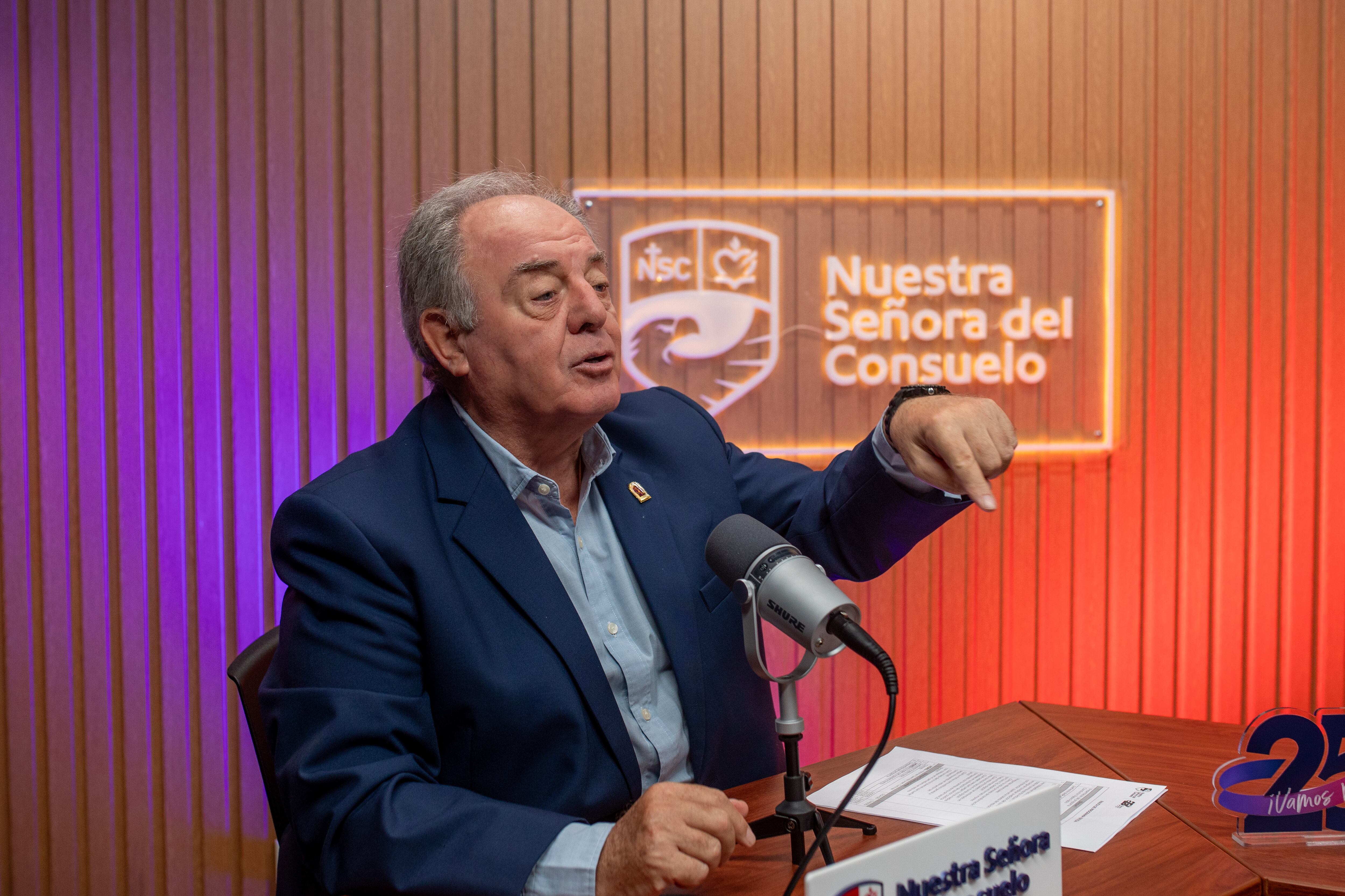 El padre Pablo fue de los primeros sacerdotes en celebrar la misa en televisión. Foto: Corina Deza.